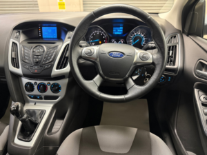 2012 Ford Focus 1.6 Zetec Hatchback 5dr Petrol Manual Euro 5 (105 Ps) in White — image 6