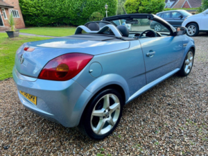 2006 Vauxhall Tigra 1.4 I 16v Exclusiv in Blue — image 3