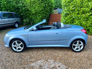 2006 Vauxhall Tigra 1.4 I 16v Exclusiv in Blue — image 5