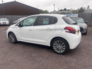 2016 Peugeot 208 1.2 Puretech Allure Euro 6 5dr in White — image 2