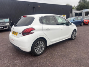 2016 Peugeot 208 1.2 Puretech Allure Euro 6 5dr in White — image 5