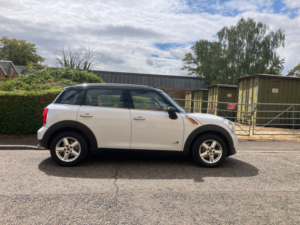 2012 MINI Countryman 2.0 Cooper D SUV 5dr Diesel Auto All4 Euro 5 (112 Ps) in White — image 4