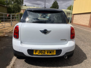 2012 MINI Countryman 2.0 Cooper D SUV 5dr Diesel Auto All4 Euro 5 (112 Ps) in White — image 6
