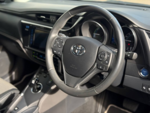 2018 Toyota Auris 1.8 Vvt-H Excel Hatchback 5dr Petrol Hybrid CVT Euro 6 (s/s) (136 Ps) in Red — image 2