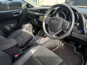 2018 Toyota Auris 1.8 Vvt-H Excel Hatchback 5dr Petrol Hybrid CVT Euro 6 (s/s) (136 Ps) in Red — image 3