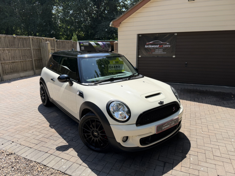 2011 MINI Hatch 1.6 Cooper S Hatch in White — image 1