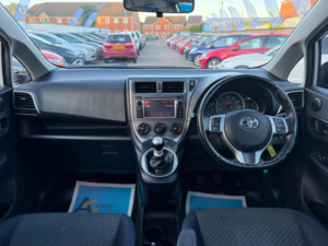 2011 Toyota Verso S 1.33 Dual Vvt-I T Spirit Euro 5 5dr in Silver — image 3
