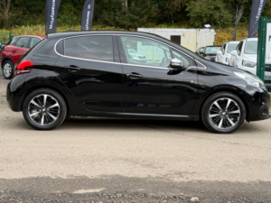 2019 Peugeot 208 1.2 Puretech Tech Edition Hatchback 5dr Petrol Manual Euro 6 (s/s) (82 Ps) in Black — image 4