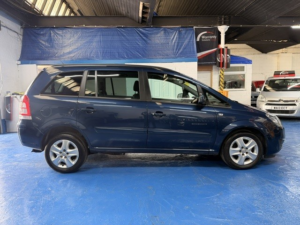 2012 Vauxhall Zafira 1.8 16v Exclusiv in Blue — image 4