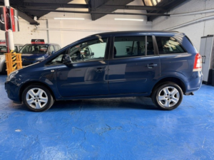 2012 Vauxhall Zafira 1.8 16v Exclusiv in Blue — image 5