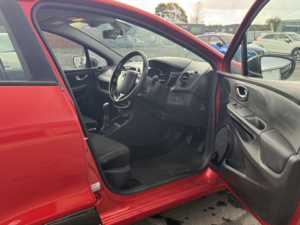 2015 Renault Clio 1.5 Dynamique Medianav Dci 90 Stop & Start in Red — image 6