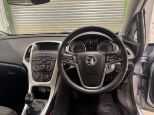 2015 Vauxhall Astra 2.0 Cdti Ecoflex Sri in Silver — image 2