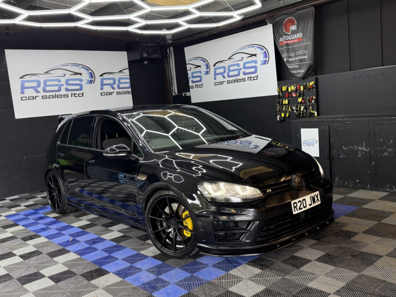 2015 Volkswagen Golf 2.0 Tsi Bluemotion Tech R in Black — image 1