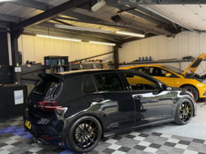 2015 Volkswagen Golf 2.0 Tsi Bluemotion Tech R in Black — image 3