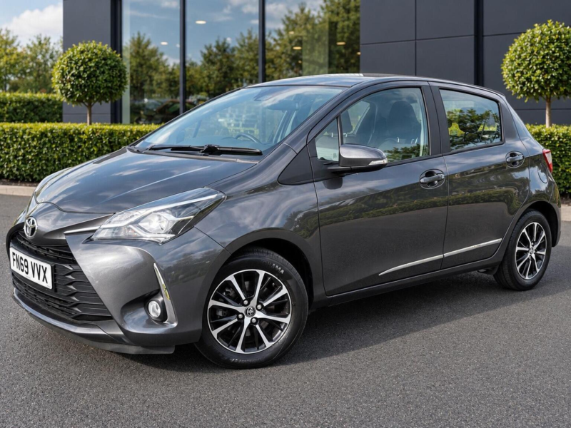 2019 Toyota Yaris 1.5 Vvt-I Icon Tech Euro 6 5dr in Grey — image 1