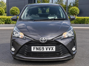 2019 Toyota Yaris 1.5 Vvt-I Icon Tech Euro 6 5dr in Grey — image 2