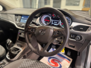 2018 Vauxhall Astra 1.0i Turbo Ecotec Design Euro 6 (s/s) 5dr in Silver — image 2