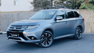 2017 Mitsubishi Outlander 2.0 H 12kwh 4h in Grey — image 3