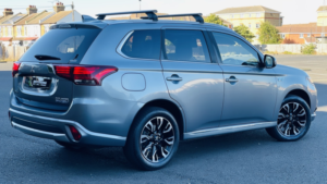 2017 Mitsubishi Outlander 2.0 H 12kwh 4h in Grey — image 4