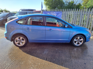 2010 Ford Focus 1.6 Tdci Dpf Zetec in Blue — image 6