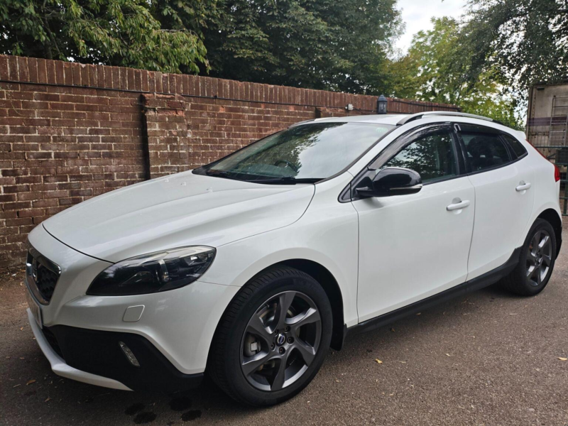 2015 Volvo V40 Cross Country 2.0 D4 Lux Nav Auto Euro 6 (s/s) 5dr in White — image 1