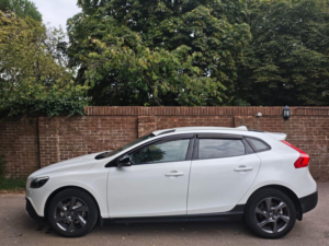 2015 Volvo V40 Cross Country 2.0 D4 Lux Nav Auto Euro 6 (s/s) 5dr in White — image 4