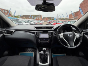 2015 Nissan Qashqai 1.5 Dci N-Tec+ 2WD Euro 5 (s/s) 5dr in Silver — image 2
