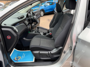 2015 Nissan Qashqai 1.5 Dci N-Tec+ 2WD Euro 5 (s/s) 5dr in Silver — image 4