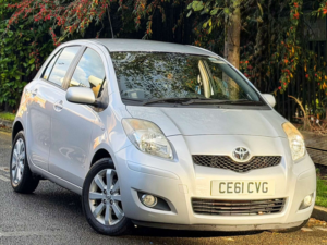 2011 Toyota Yaris 1.33 Dual Vvt-I T Spirit Hatchback 5dr Petrol Manual Euro 5 (s/s) (101 Ps) in Silver — image 2