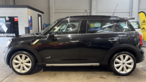 2016 MINI Countryman 1.6 Cooper S All4 Countryman Black 4WD 5dr 6 Stamps+partleather+cruise in Black — image 2