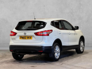 2016 Nissan Qashqai 1.5 Dci Acenta 2WD Euro 6 (s/s) 5dr in White — image 5