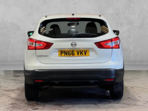 2016 Nissan Qashqai 1.5 Dci Acenta 2WD Euro 6 (s/s) 5dr in White — image 6