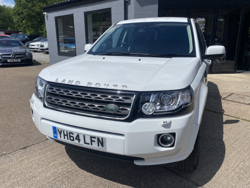 2014 Land Rover Freelander 2 2.2 Sd4 Se in White — image 1