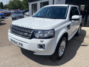 2014 Land Rover Freelander 2 2.2 Sd4 Se in White — image 2