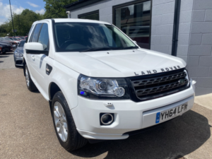 2014 Land Rover Freelander 2 2.2 Sd4 Se in White — image 5