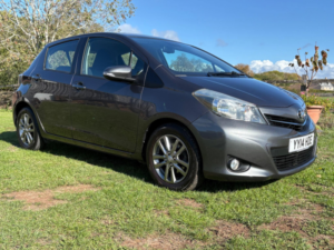 2014 Toyota Yaris 1.33 Dual Vvt-I Icon Plus Euro 5 5dr in Grey — image 2