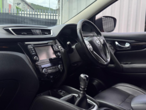2017 Nissan Qashqai 1.6 Dig-T N-Connecta 2WD Euro 6 (s/s) 5dr in Red — image 3
