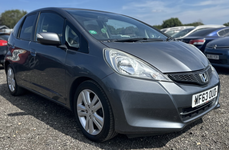 2013 Honda Jazz 1.4 I-Vtec Es Plus in Grey — image 1