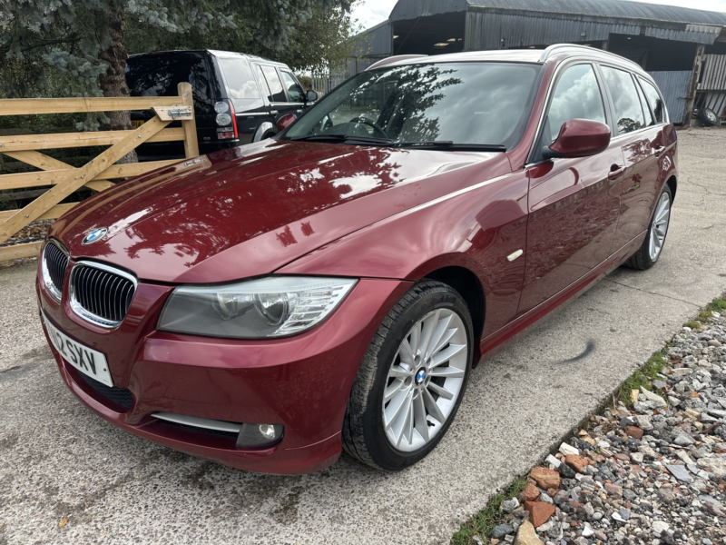 2012 BMW 3 Series 2.0 318d Exclusive Edition Touring in Red — image 1