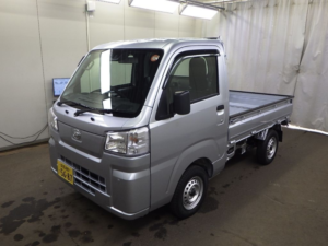 2025 Daihatsu Hijet Truck 4WD in Silver — image 2