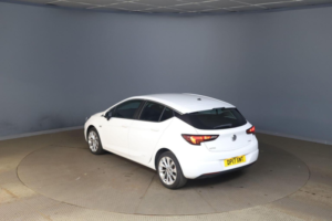 2017 Vauxhall Astra 1.4i Turbo Design Euro 6 5dr in White — image 3