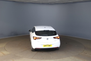 2017 Vauxhall Astra 1.4i Turbo Design Euro 6 5dr in White — image 4