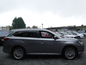 2020 Mitsubishi Outlander 2.4h Twinmotor 13.8kwh Dynamic SUV 5dr Petrol Plug-In Hybrid CVT 4WD Euro 6 (s/s) (224 Ps) in Grey — image 2