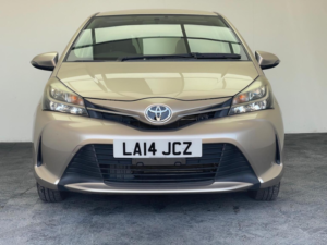 2014 Toyota Yaris 1.33 Dual Vvt-I Icon Multidrive S Euro 5 5dr Euro 5 in Gold — image 2
