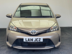 2014 Toyota Yaris 1.33 Dual Vvt-I Icon Multidrive S Euro 5 5dr Euro 5 in Gold — image 5