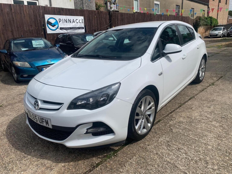 2015 Vauxhall Astra 1.6i Tech Line Gt Euro 6 5dr in White — image 1