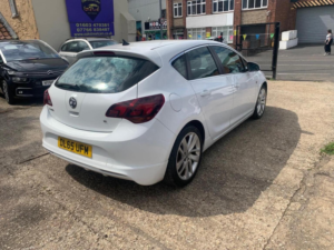 2015 Vauxhall Astra 1.6i Tech Line Gt Euro 6 5dr in White — image 4