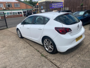 2015 Vauxhall Astra 1.6i Tech Line Gt Euro 6 5dr in White — image 5