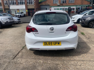 2015 Vauxhall Astra 1.6i Tech Line Gt Euro 6 5dr in White — image 6