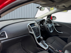 2014 Vauxhall Astra 1.6 16v Sri in Red — image 5